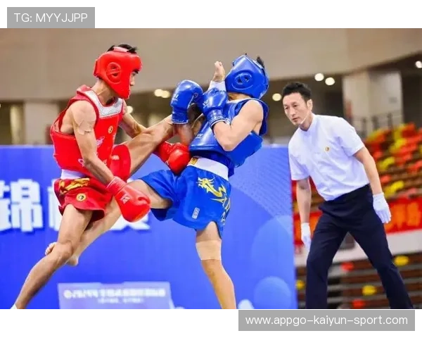 选手在擂台上边打边笑