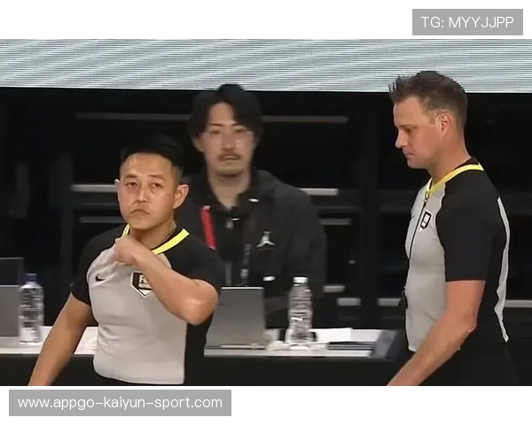 裁判判罚争议引发社媒热议，联盟迅速回应，裁判的话